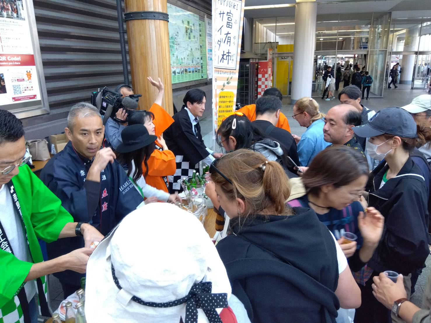 11/4近鉄奈良駅行基像前にて試飲イベントを催しました!奈良新聞にも掲載♪